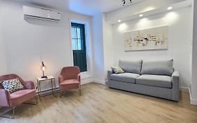 Appartement Prestigieux En Plein Centre-Ville!